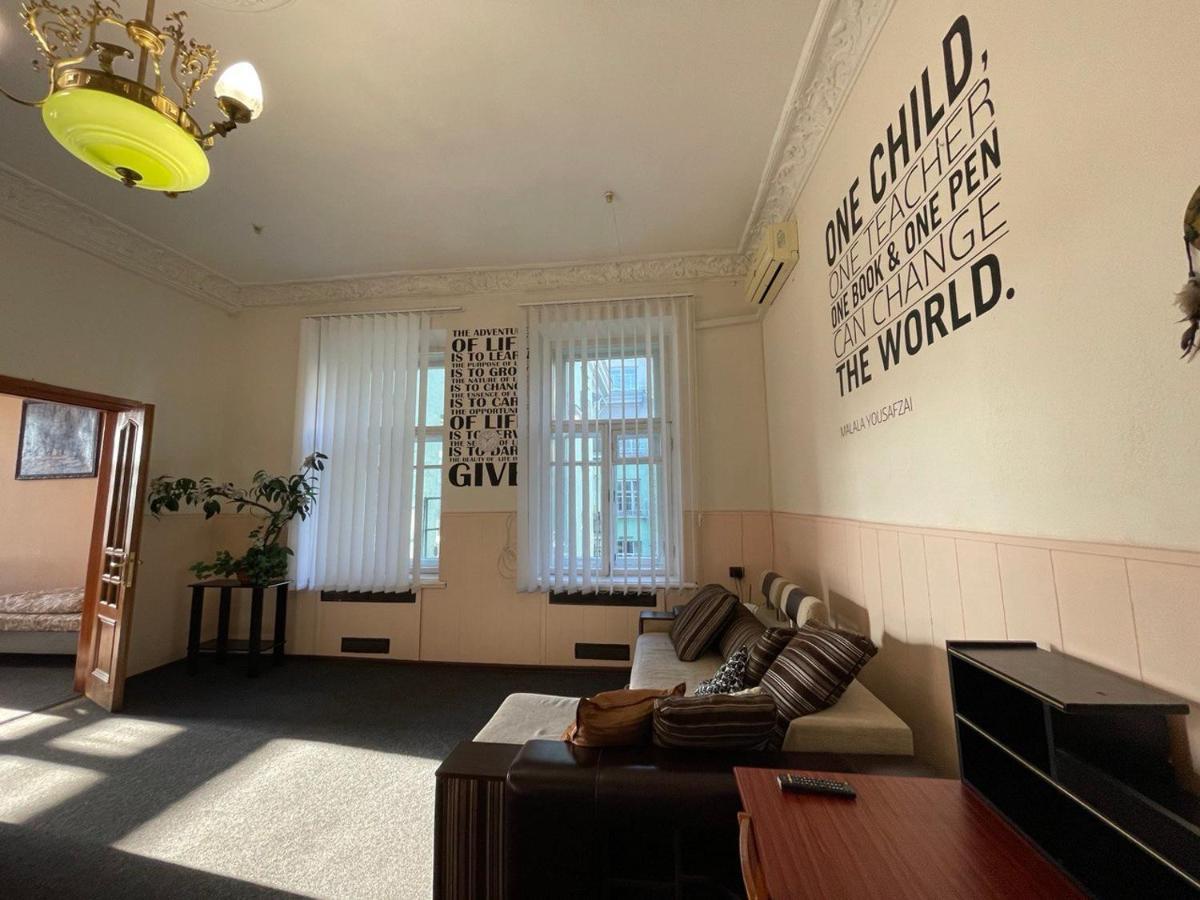 Ferienwohnung Amazing Tara'S Shevchenko Square Kiew Exterior foto